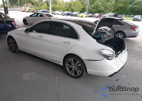 2016 Mercedes-Benz C 300 z USA, uszkodzony, nr VIN WDDWF4JB2GR152079